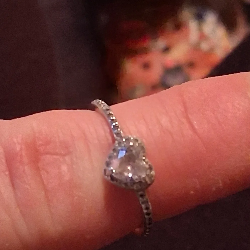 Elegant Silver Heart Ring - Picture 3 of 4